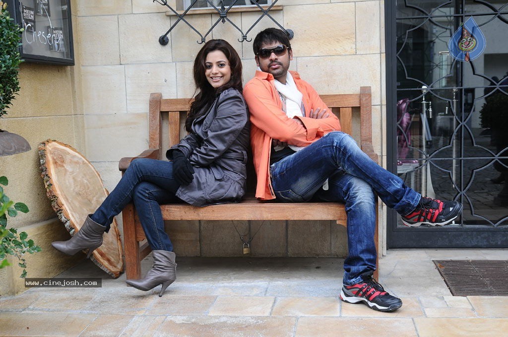 Ishtam Tamil Movie Hot Stills - 79 / 84 photos