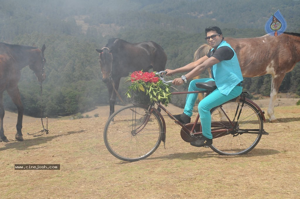 Iyakkunar Tamil Movie Stills - 17 / 86 photos