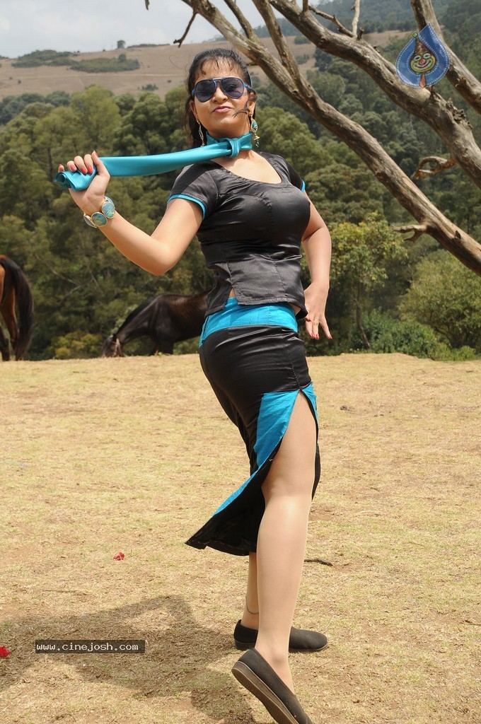 Iyakkunar Tamil Movie Stills - 32 / 86 photos