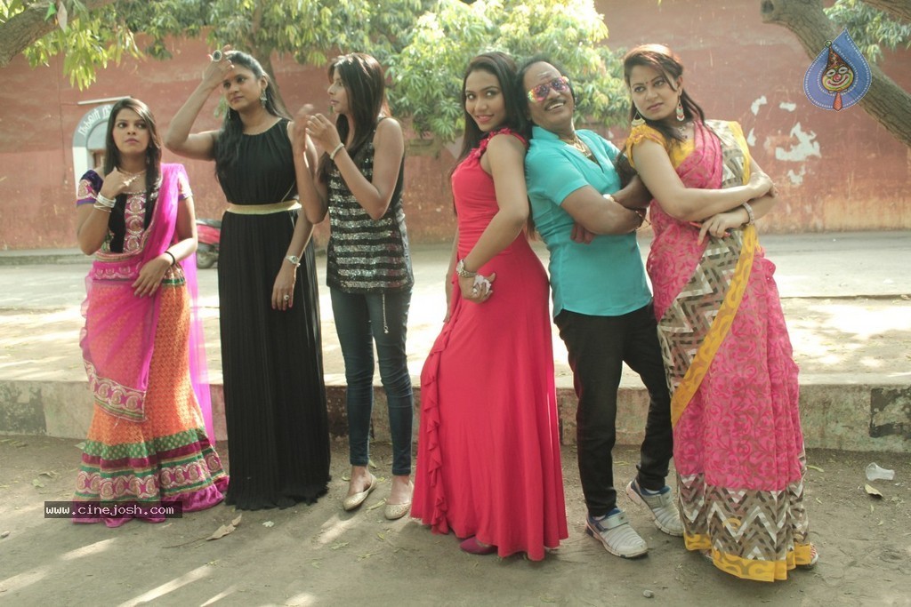 Iyakkunar Tamil Movie Stills - 41 / 86 photos