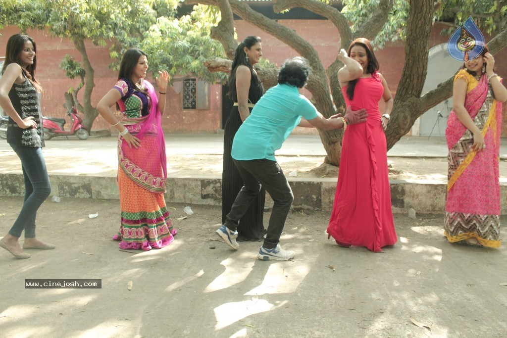 Iyakkunar Tamil Movie Stills - 52 / 86 photos