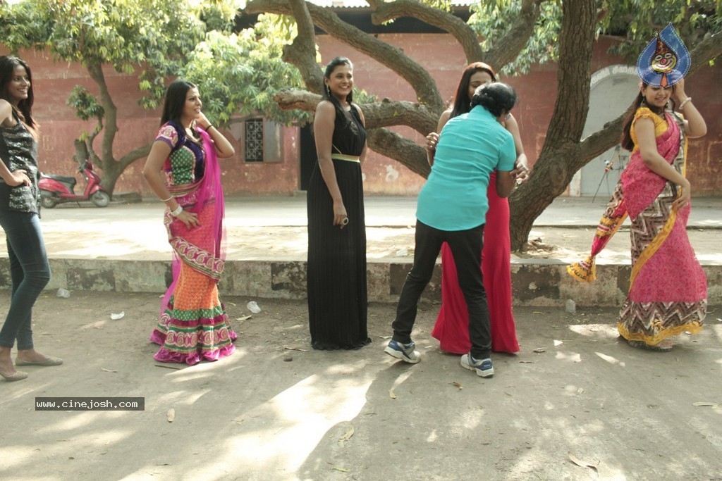 Iyakkunar Tamil Movie Stills - 75 / 86 photos