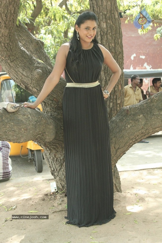 Iyakkunar Tamil Movie Stills - 82 / 86 photos