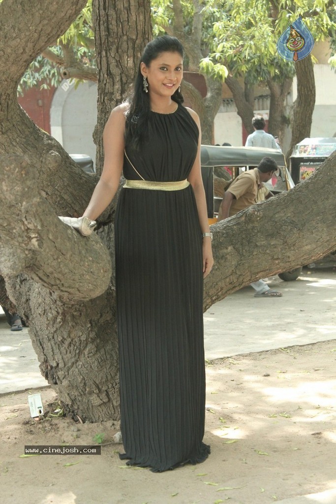 Iyakkunar Tamil Movie Stills - 85 / 86 photos