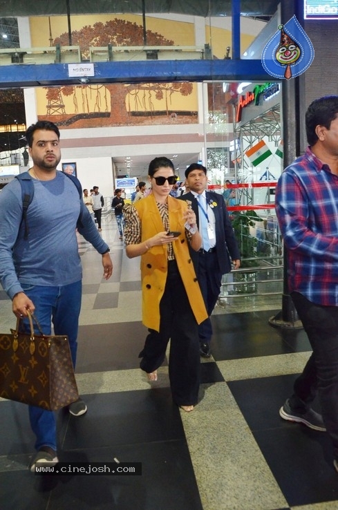 Jaanu Team at Vizag Airport - 10 / 17 photos