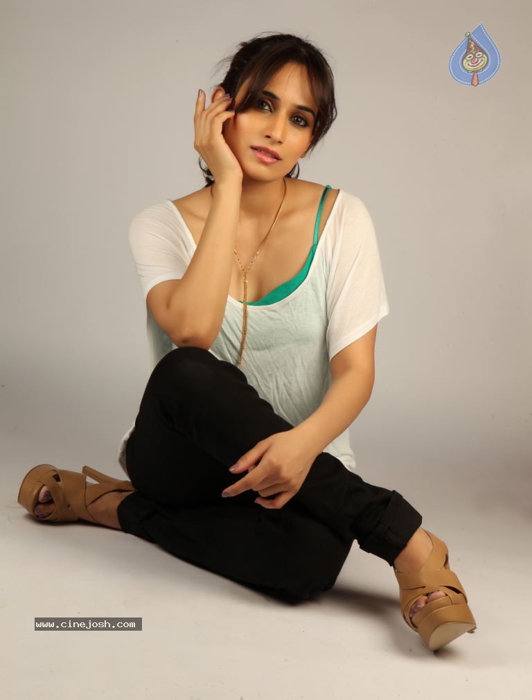 Jagame Maya Movie Stills - 3 / 7 photos