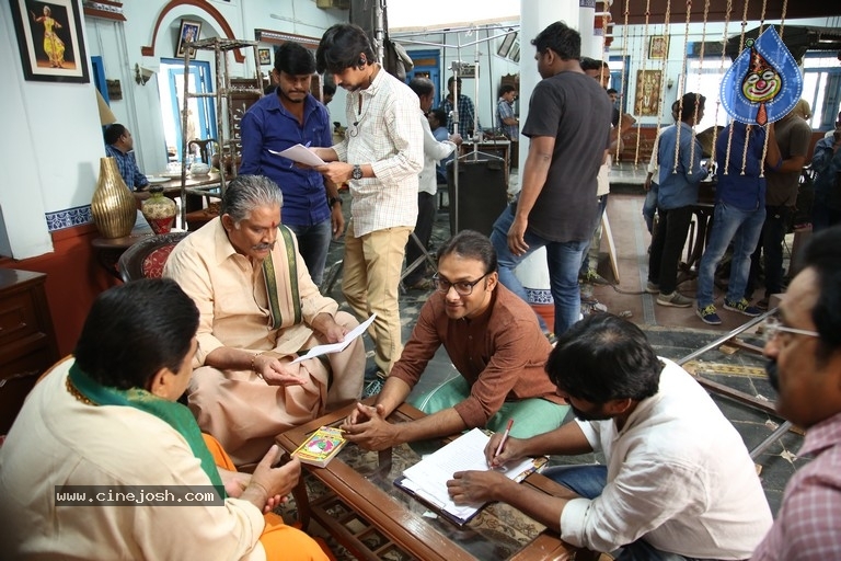 Jambalakidi Pamba Movie Working Stills - 1 / 10 photos