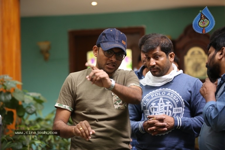 Jambalakidi Pamba Movie Working Stills - 3 / 10 photos