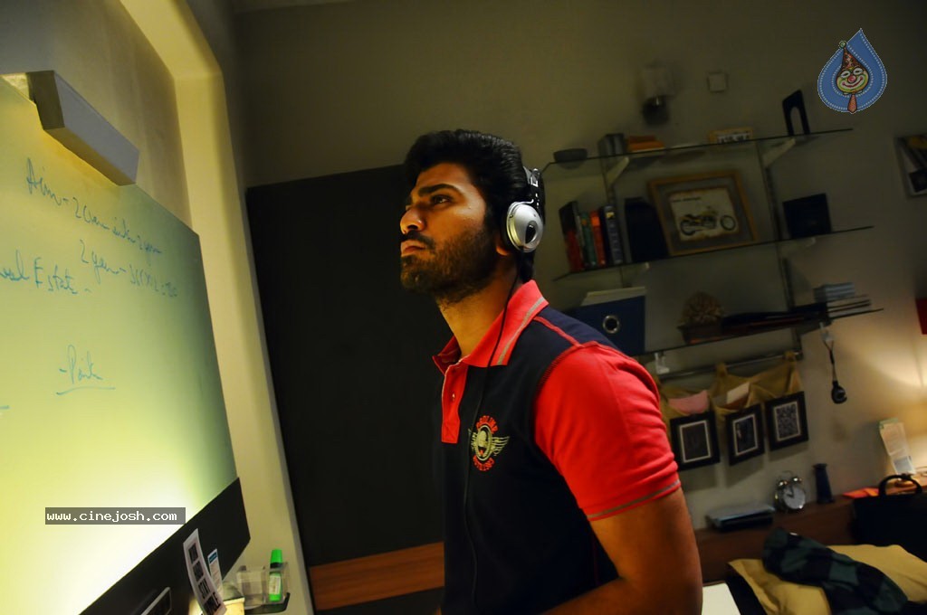 JK Enum Nanbanin Vaazhkai Tamil Movie Stills - 45 / 90 photos