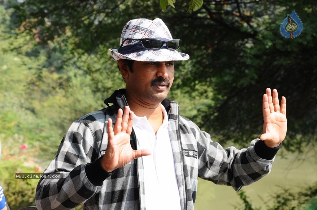 JK Enum Nanbanin Vaazhkai Tamil Movie Stills - 70 / 90 photos