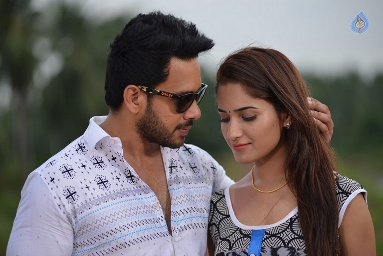 Kadaisi Bench Karthi Tamil Movie Photos - 12 / 16 photos