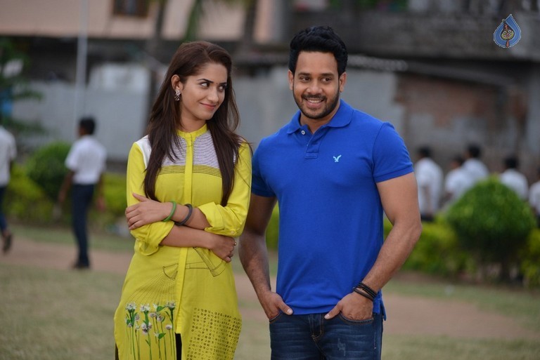 Kadaisi Bench Karthi Tamil Movie Photos - 15 / 16 photos