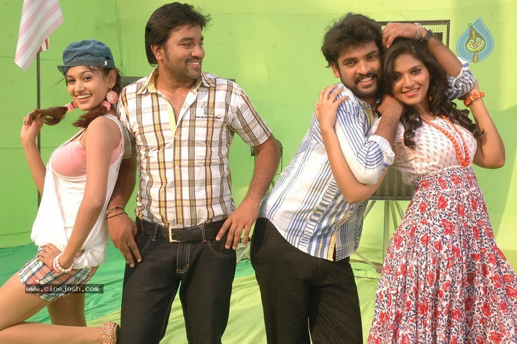 Kalakalappu Tamil Movie Stills - 12 / 42 photos