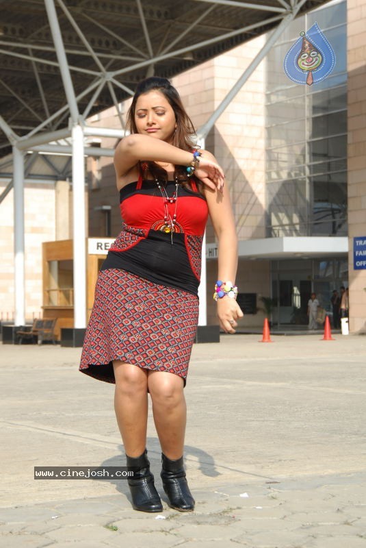 Kalavar King Movie Stills (Swetha Basu Prasad) - 30 / 50 photos