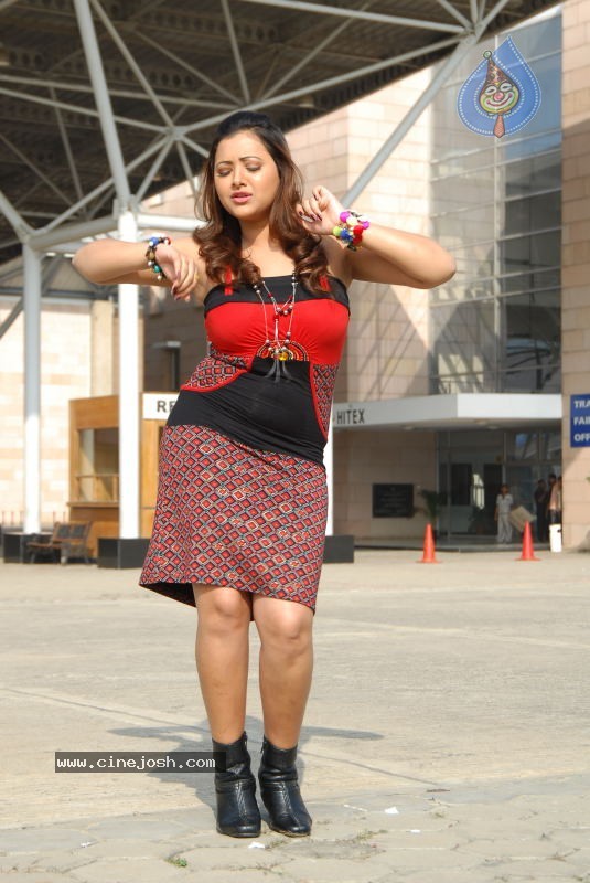 Kalavar King Movie Stills (Swetha Basu Prasad) - 50 / 50 photos