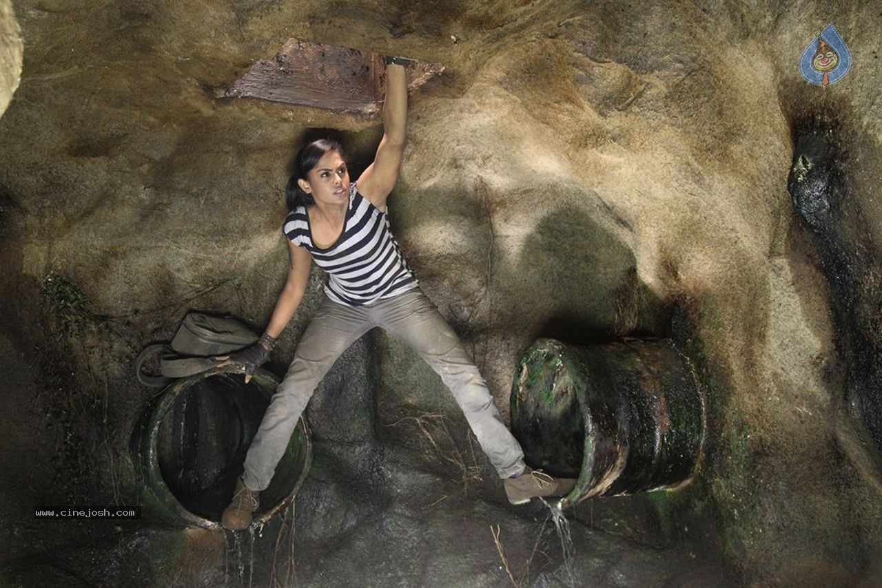 Karthika's Purampokku Engira Podhuvudamai Tamil Movie Photos - 16 / 157 photos