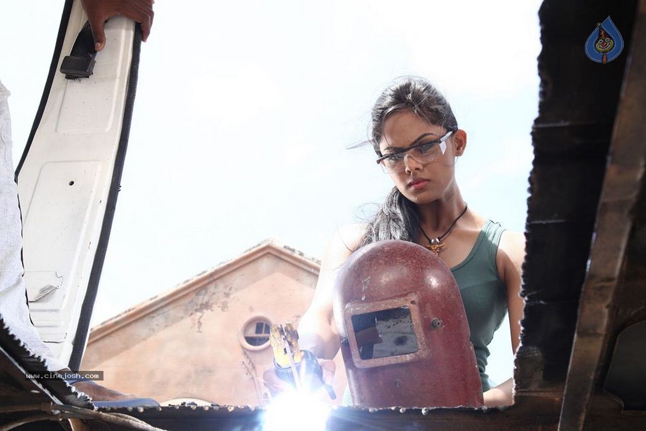 Karthika's Purampokku Engira Podhuvudamai Tamil Movie Photos - 18 / 157 photos