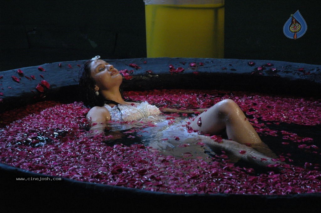 Kathanayaki Movie Hot Stills - 15 / 32 photos