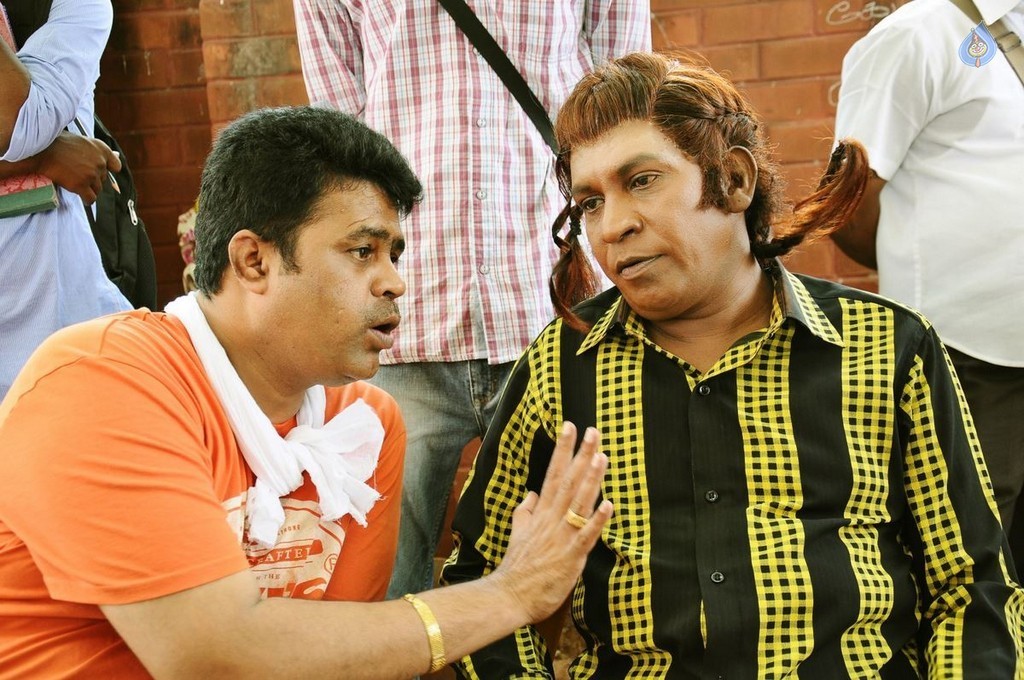 Kaththi Sandai Tamil Movie Photos - 10 / 19 photos