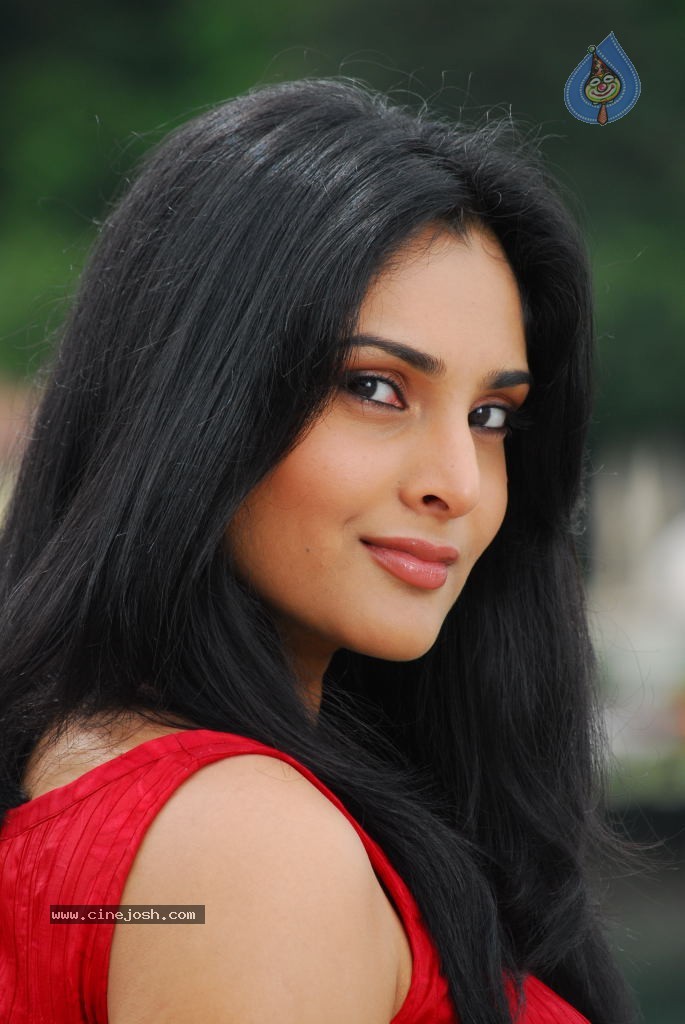 Kicha Movie New Stills - 60 / 63 photos