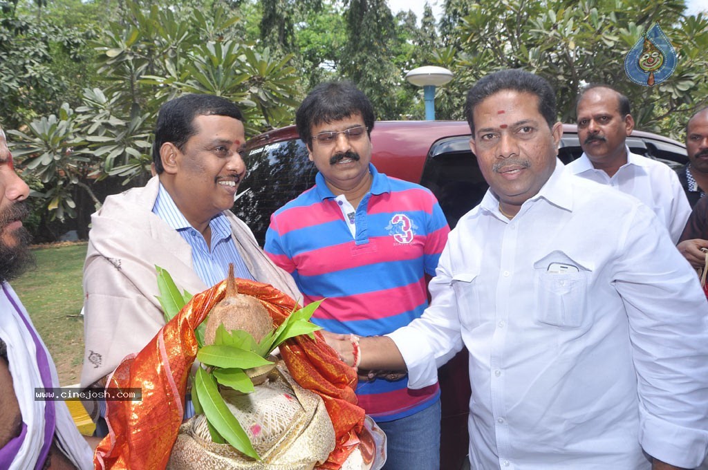 Killadi Tamil Movie New Stills - 22 / 42 photos