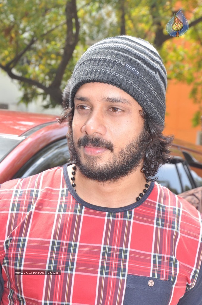 Killadi Tamil Movie New Stills - 39 / 42 photos