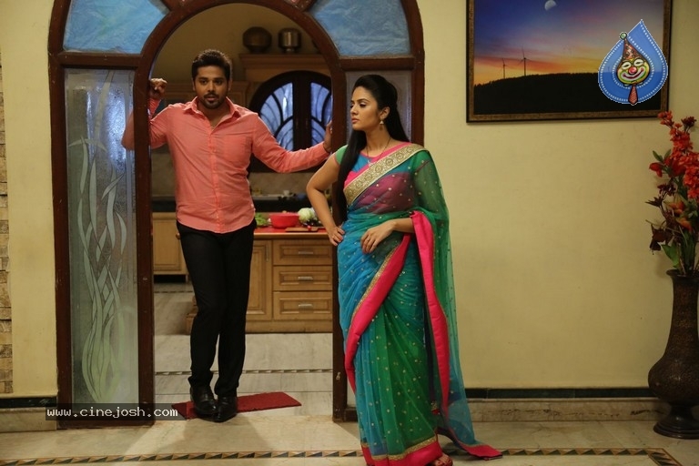 Kutumba Katha Chitram Working Stills - 28 / 63 photos
