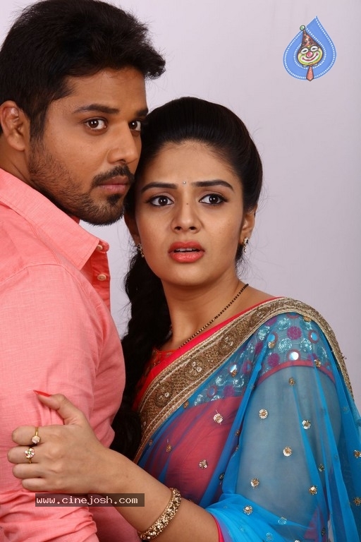 Kutumba Katha Chitram Working Stills - 32 / 63 photos