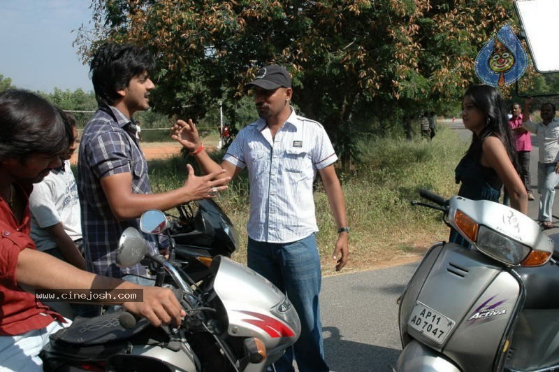 Love Chesthe Movie Stills - 27 / 39 photos