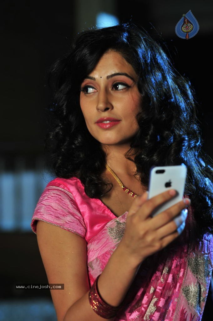 Maanadhi Mayam Seithai Tamil Movie Photos - 7 / 115 photos