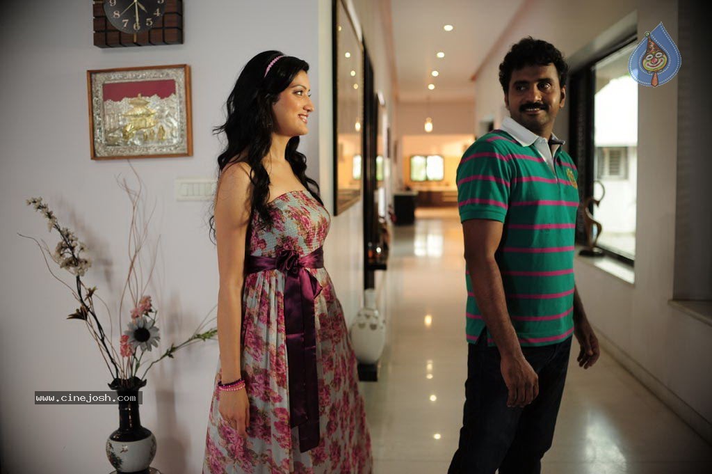 Maanadhi Mayam Seithai Tamil Movie Photos - 18 / 115 photos