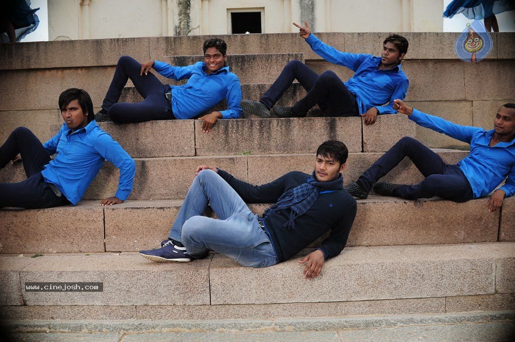 Maanadhi Mayam Seithai Tamil Movie Photos - 19 / 115 photos