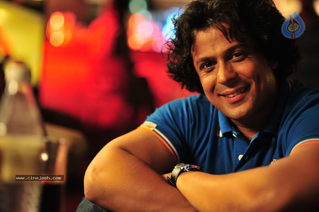 Maanadhi Mayam Seithai Tamil Movie Photos - 55 / 115 photos