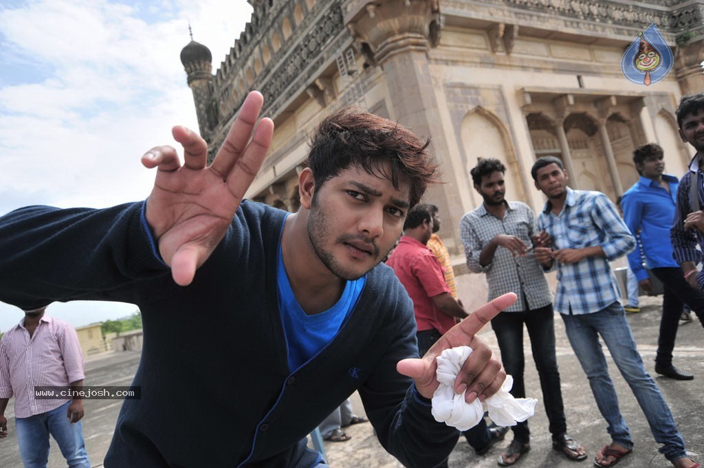 Maanathi Mayam Seithai Tamil Movie Stills n Walls - 19 / 50 photos