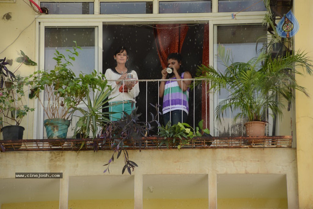 Maanathi Mayam Seithai Tamil Movie Stills n Walls - 22 / 50 photos