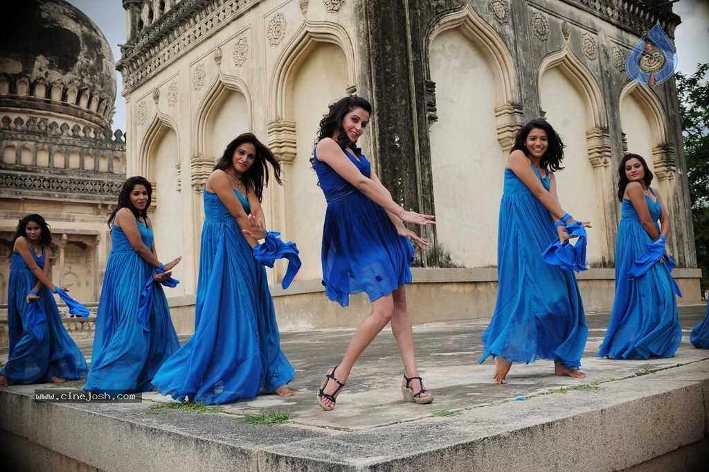 Maanathi Mayam Seithai Tamil Movie Stills n Walls - 27 / 50 photos