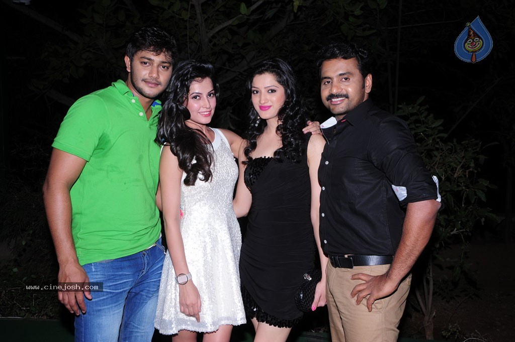 Maanathi Mayam Seithai Tamil Movie Stills n Walls - 32 / 50 photos