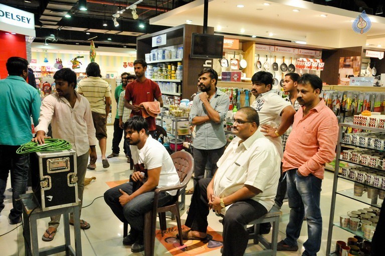 Maaya Mall Movie Photos - 3 / 14 photos