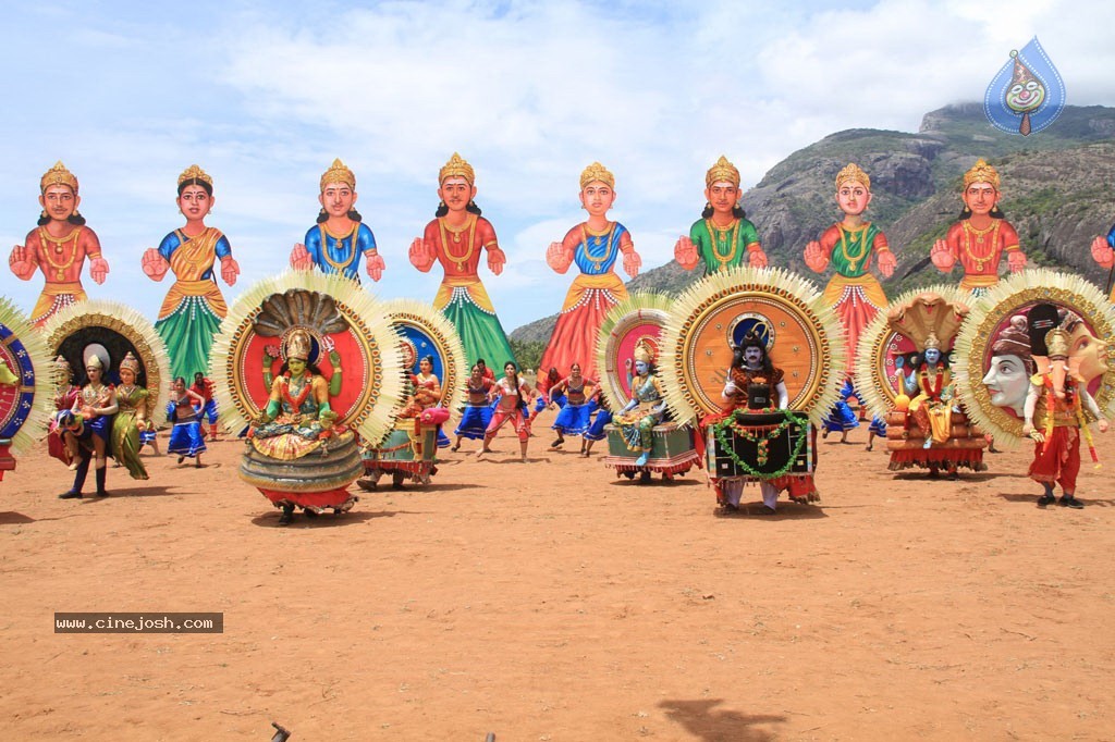 Madha Gaja Raja Tamil Movie Stills - 19 / 35 photos