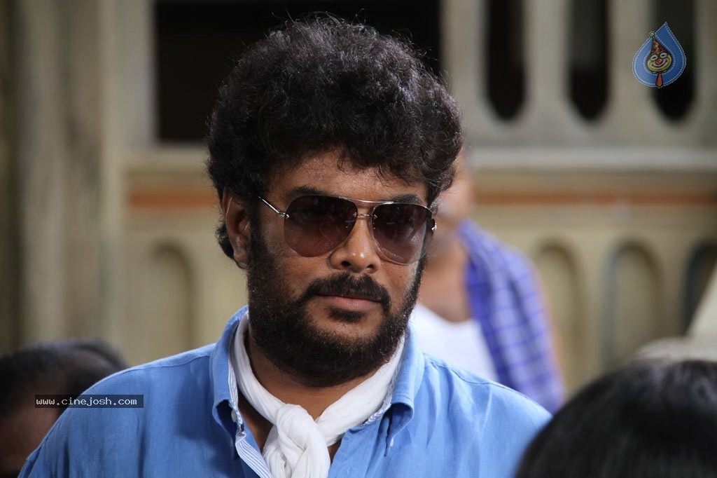 Madha Gaja Raja Tamil Movie Stills - 26 / 35 photos