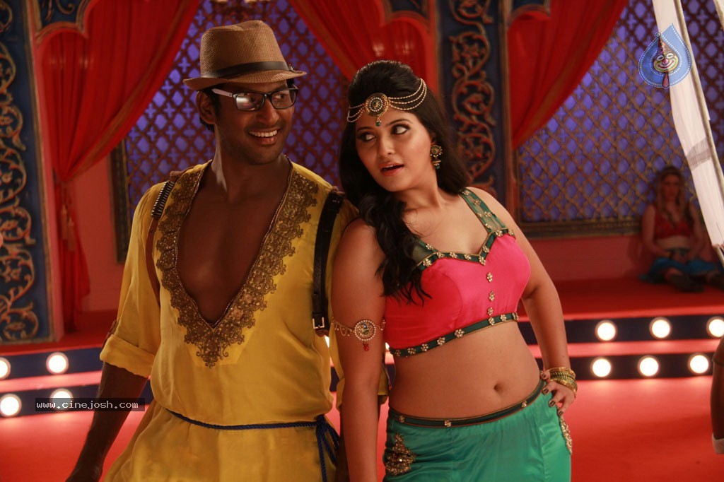 Madha Gaja Raja Tamil Movie Stills - 28 / 35 photos