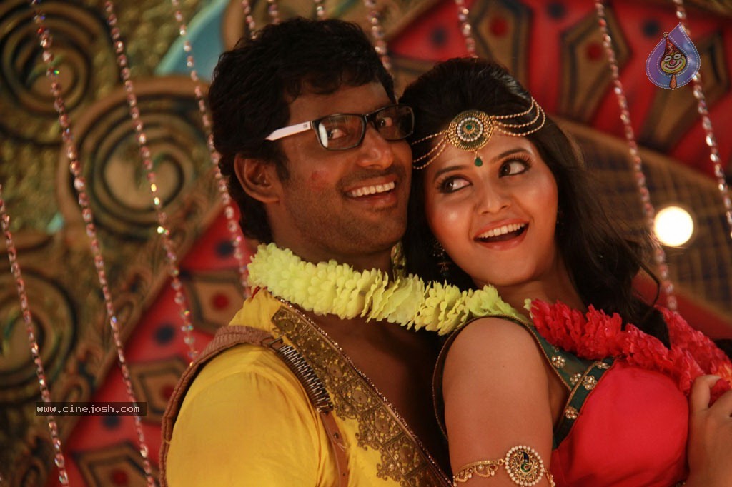 Madha Gaja Raja Tamil Movie Stills - 30 / 35 photos