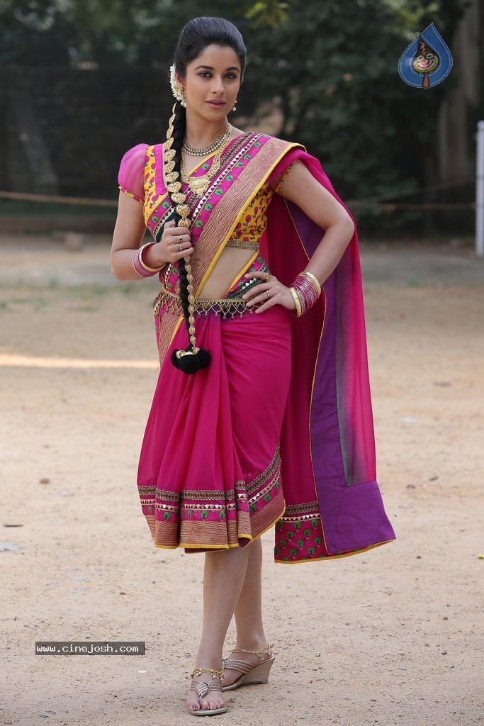 Madhurima Stills in Kotha Janta - 3 / 14 photos