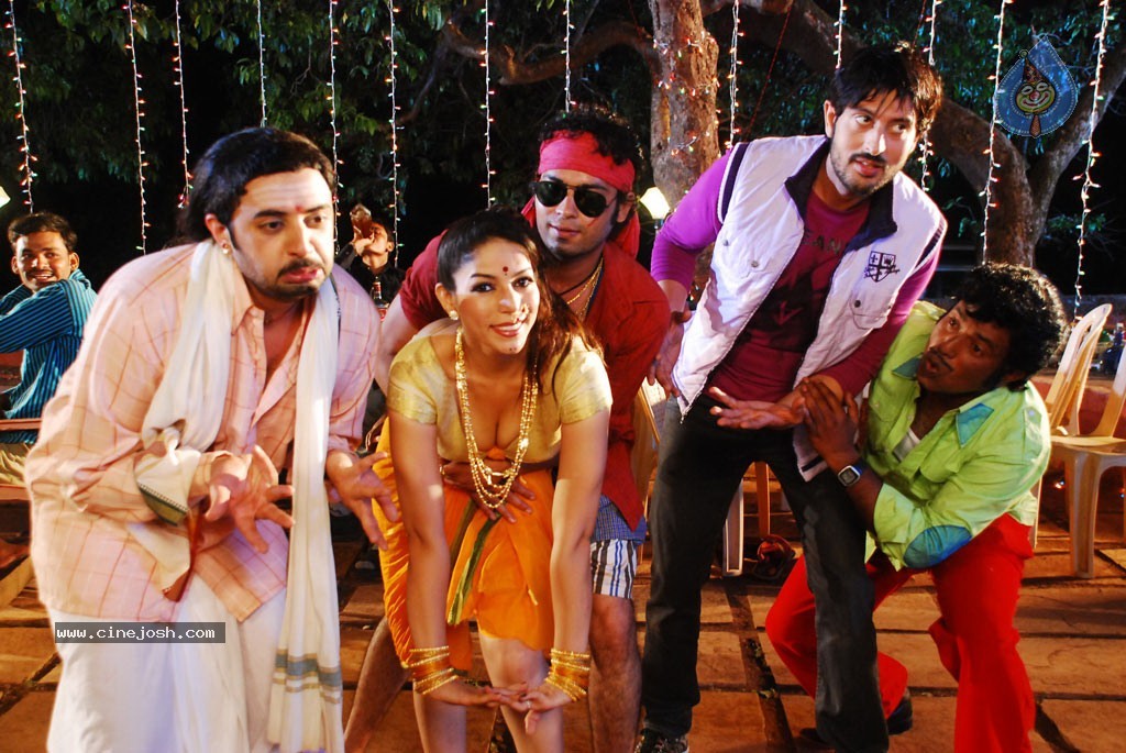 Madisar Mami Tamil Movie Hot Stills - 9 / 98 photos