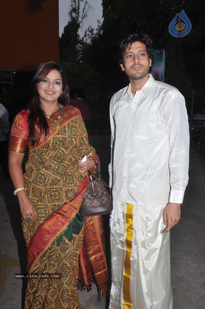 Madisar Mami Tamil Movie Hot Stills - 67 / 98 photos