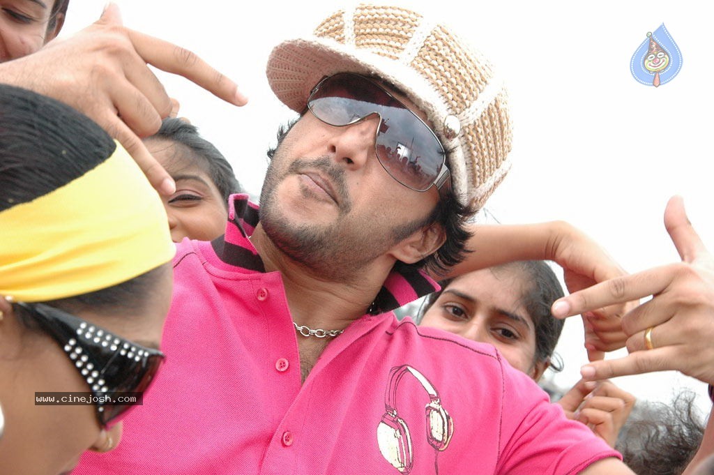 Maharaja Tamil Movie Hot Stills - 9 / 38 photos