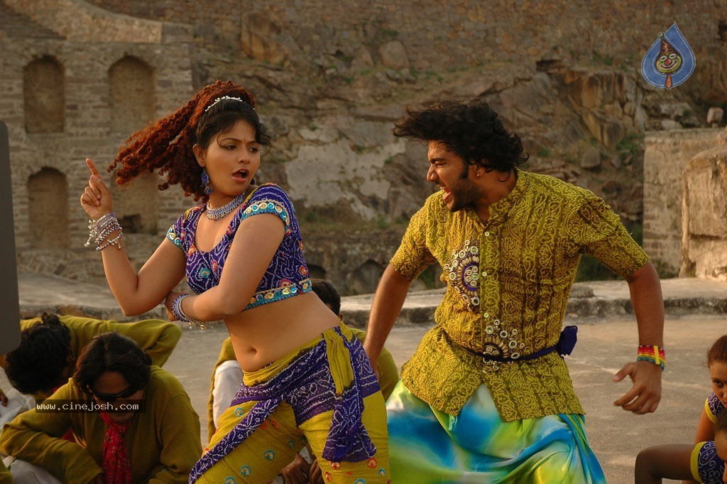 Maharaja Tamil Movie Hot Stills - 10 / 38 photos