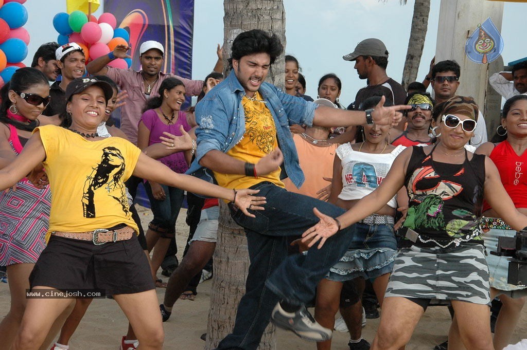 Maharaja Tamil Movie Hot Stills - 11 / 38 photos