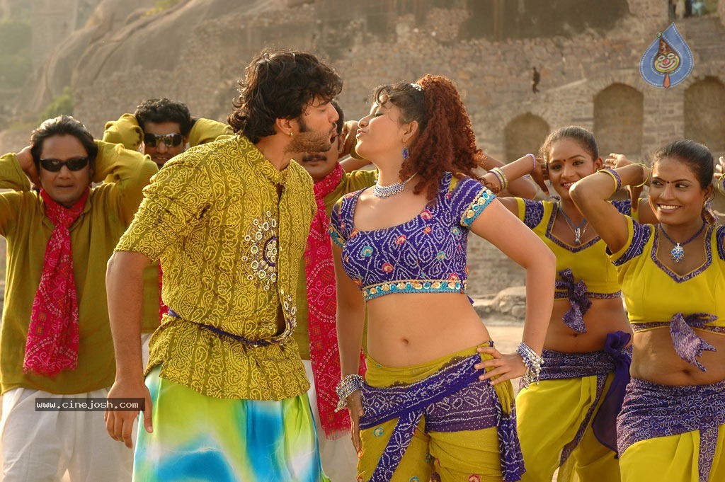 Maharaja Tamil Movie Hot Stills - 20 / 38 photos