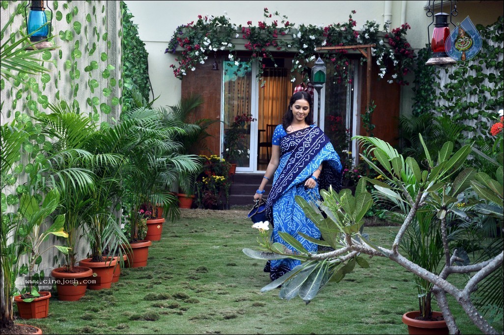 Mallela Theeram Lo Sirimalle Puvvu Stills n Walls - 29 / 47 photos